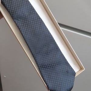 Authentic Louis Vuitton mens tie with box